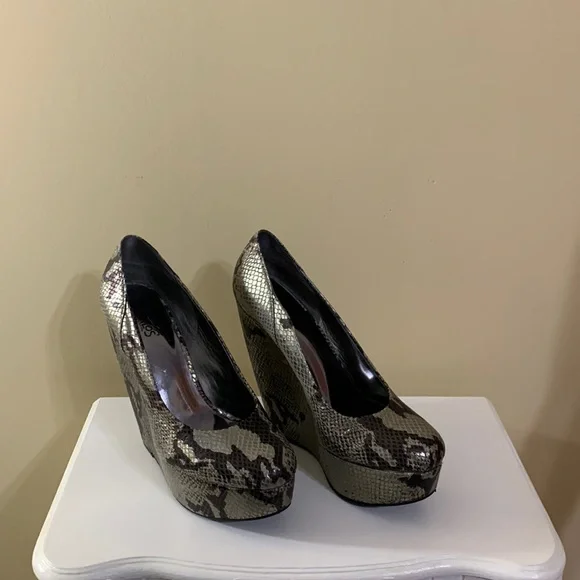 👠 Carlos by Carlos Santana snake
print wedges👠 - Picture 2 of 7